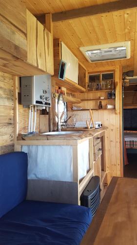 einen Blick auf eine Küche in einem winzigen Haus in der Unterkunft la cabane mobile in Beyssenac