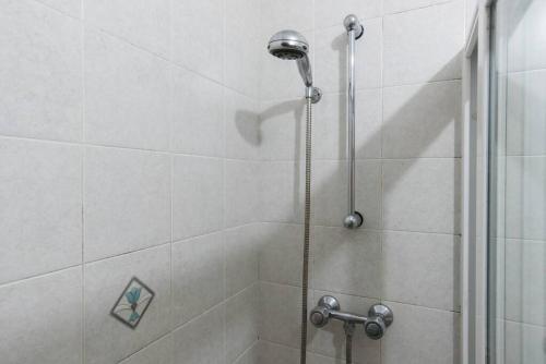 y baño con ducha y puerta de cristal. en Spacious, modern apartment near beach andclose to st. Julians, en Naxxar