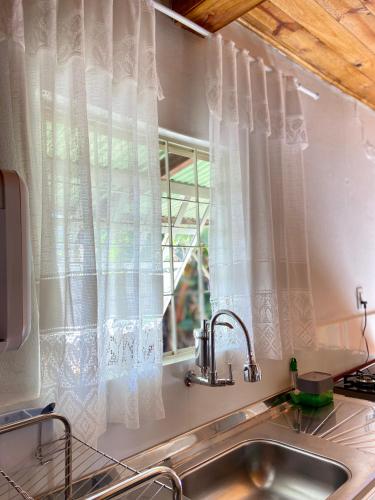 a kitchen with a sink and a window at Casa Jataí in Alto Paraíso de Goiás