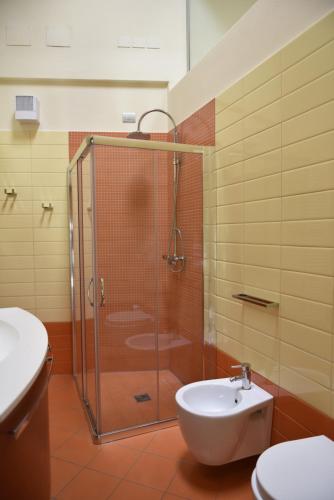 een badkamer met een douche, een toilet en een wastafel bij Villa Bellavista in Tenno