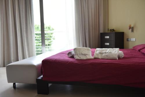 ein Schlafzimmer mit einem Bett mit zwei Kissen darauf in der Unterkunft Villa Bellavista in Tenno