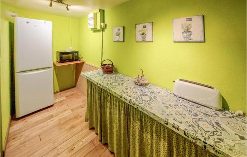 Dapur atau dapur kecil di 4 Bedroom Awesome Home In Champoly