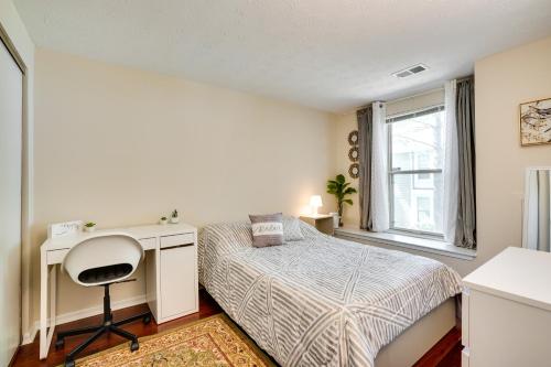 - une chambre avec un lit, un bureau et une fenêtre dans l'établissement Quiet Columbia Condo Near Parks and Pool!, à Columbia