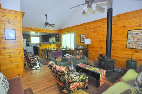 uma sala de estar com lareira e fogão em Cabin at Sleepy Creek - Charming Cabin em Berkeley Springs