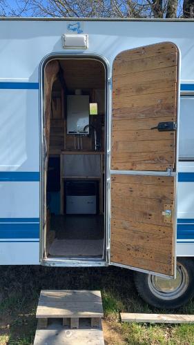 una porta aperta di un furgone con una scrivania di la cabane mobile a Beyssenac