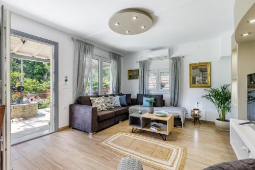Karderina Cozy Cottage by the River