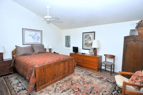 Postel nebo postele na pokoji v ubytování Black Forest - Wifi, Pet Friendly, Grill, Deck, Screen Porch, Family Friendly, Fireplace, Pool Access, Hiking