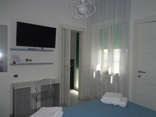 ガリポリにあるAuroraの白い部屋(ベッド1台、壁掛けテレビ付)