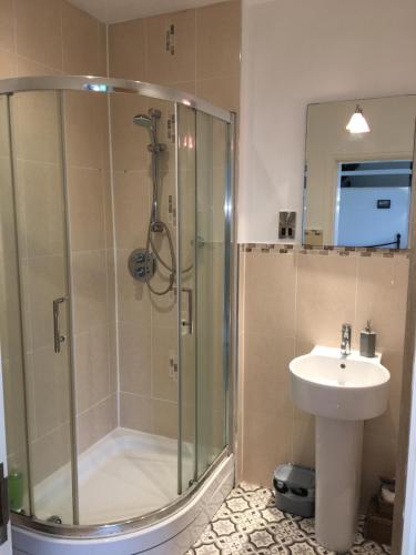 uma casa de banho com um chuveiro e um lavatório. em Double Room with en-suite shower and juliet balcony em Rossendale