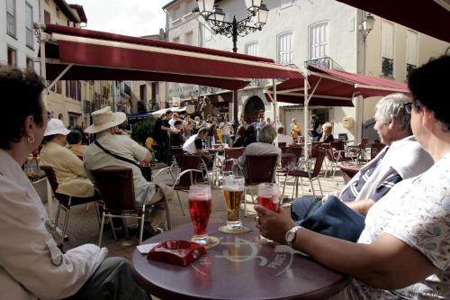 un groupe de personnes assises à une table avec des boissons dans l'établissement VVF Pyrénées Canigou, à Prats-de-Mollo-la-Preste