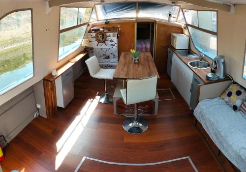 a kitchen and dining area in an rv at Bateau PEARL in Rouen