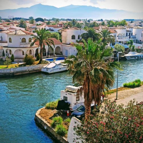 Modern apartment with canal views in Empuriabrava - Terrace & WiFi