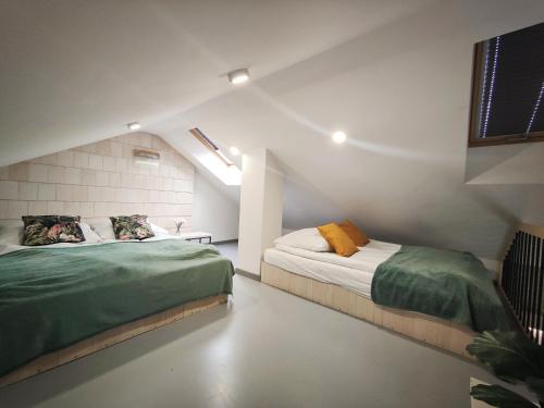 1 Schlafzimmer mit 2 Betten in einem Zimmer in der Unterkunft M&K Apartament Magiczny Las, Gdańsk - Wyspa Sobieszewska in Danzig