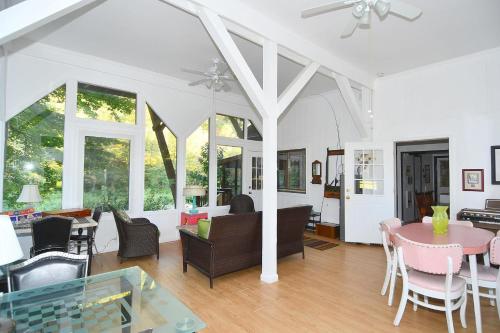 Χώρος καθιστικού στο River Time Cabin - Riverfront, Hot Tub, Screen Porch, Fishing, Games, View, 3 King Beds