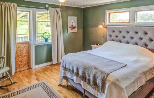 Un pat sau paturi într-o cameră la Pet Friendly Home In Valdemarsvik With Wifi
