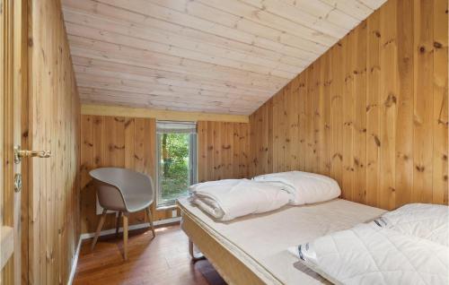 um quarto com duas camas e uma cadeira em Beautiful Home In Herning With Wifi em Herning
