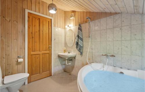 e bagno con vasca, servizi igienici e lavandino. di Beautiful Home In Herning With Wifi a Herning