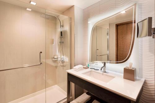 傑克遜的住宿－傑克遜威斯汀酒店，一间带水槽、淋浴和镜子的浴室