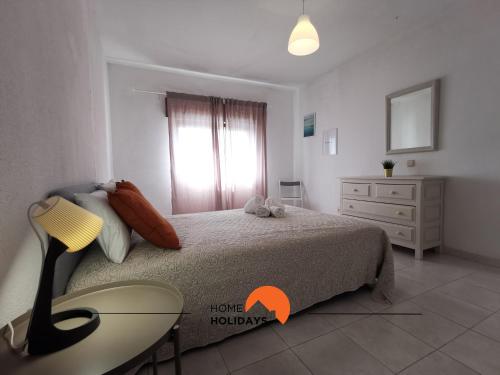 1 dormitorio con 1 cama con mesa y vestidor en #037 Seaview with High Speed WiFi ,Shared Pool, en Albufeira