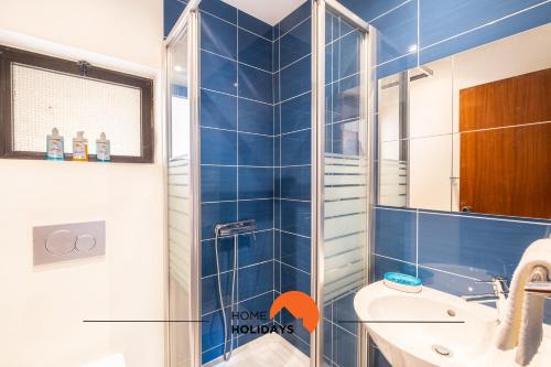 y baño con ducha, aseo y lavamanos. en #037 Seaview with High Speed WiFi ,Shared Pool, en Albufeira