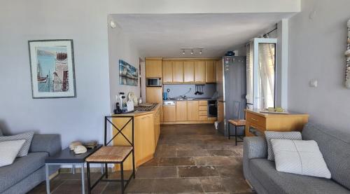 Kuchyňa alebo kuchynka v ubytovaní Evita Maisonette, Elegant Beachfront apt, Polychrono