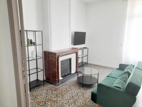 ein Wohnzimmer mit einem Sofa und einem Kamin in der Unterkunft Beautiful apartments & Loft in Beziers center in Béziers