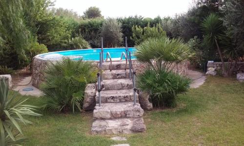una scala in pietra che conduce a una piscina di IL GIARDINO DI TITA - Salento a Maglie
