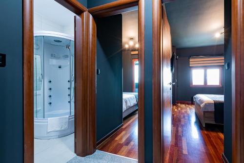 מיטה או מיטות קומותיים בחדר ב-Forma Mountain Lux Apartments