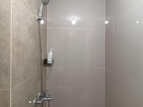 Koupelna v ubytování Transpark Cibubur By Arsakha Property Management