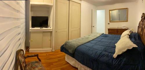 um quarto com uma cama com um cão branco em Departamento Playa Cavancha Arriendo mínimo tres noches em Iquique