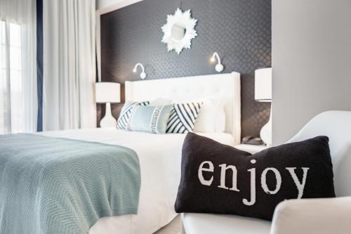 Un dormitorio con una cama con una almohada emotiva. en Hotel Cristal Marinha, en Marinha Grande