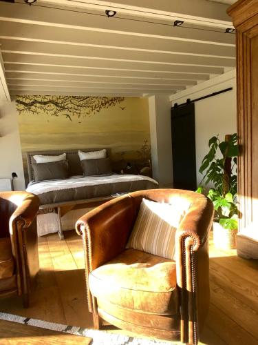 a living room with a couch and a bed at Un matin de mai in Verlincthun