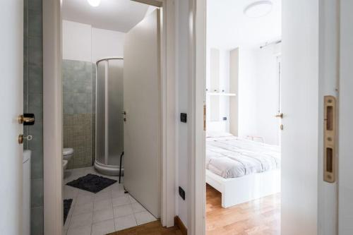 Habitación blanca con cama y baño. en Santa Giulia Connect en Milán