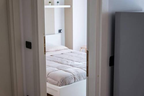 米蘭的住宿－Santa Giulia Connect，一间白色客房内的床铺卧室
