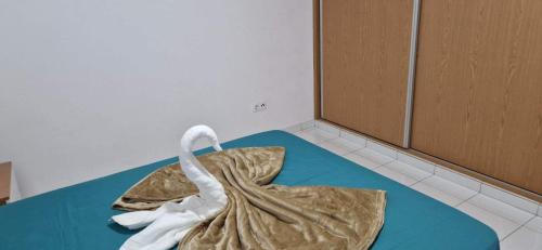 ein Schwan aus Handtüchern auf einem Bett in der Unterkunft PIMONTAPARTMENTS in Espargos