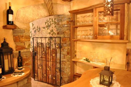 una stanza con un muro in pietra e una porta con occhiali di Hotel Kristall a Maranza