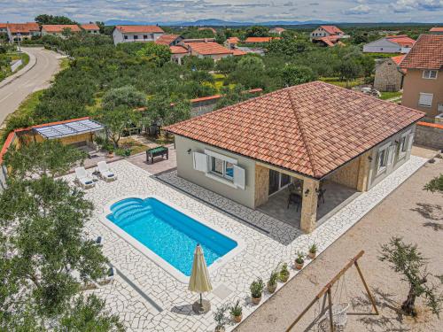Kolam renang di atau dekat dengan Holiday Home Intrade