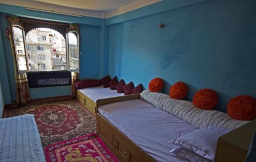 En eller flere senge i et værelse på Panauti Community Homestay