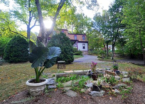 柏克萊泉的住宿－The Manor - Historic Mansion, Wifi, Covered Porch, Screen Porch, King Bed, Walk to Spas, Shops & Restaurants，相簿中的一張相片