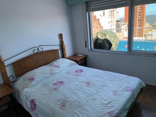Schlafzimmer mit einem Bett und einem Fenster mit Aussicht in der Unterkunft Apto próximo a casco histórico in Montevideo