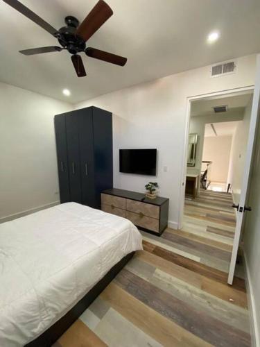 a bedroom with a bed and a ceiling fan at LOFT 6 UN LUGAR UNICO in Mexicali