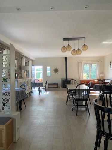 un salon avec des tables et des chaises ainsi qu'une salle à manger dans l'établissement La Gentilhommière, à Tréffiagat