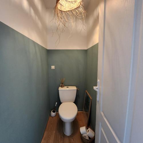 une salle de bain avec des toilettes blanches dans une chambre dans l'établissement Sainte Soulle, à Sainte-Soulle