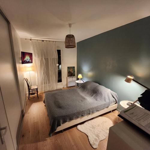 une chambre avec un lit, un bureau et une chaise dans l'établissement Sainte Soulle, à Sainte-Soulle