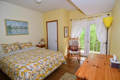 1 dormitorio con 1 cama, 1 mesa y 1 silla en Healing House - Healing Escape, en Berkeley Springs