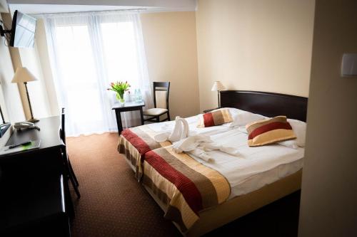 En eller flere senger på et rom på Hotel Anek