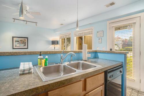 A kitchen or kitchenette at Bluebird Condo