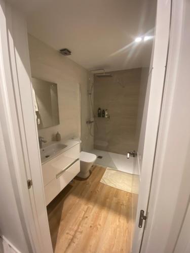 een kleine badkamer met een toilet en een wastafel bij Casa El Mirador del Almendro in Tejeda