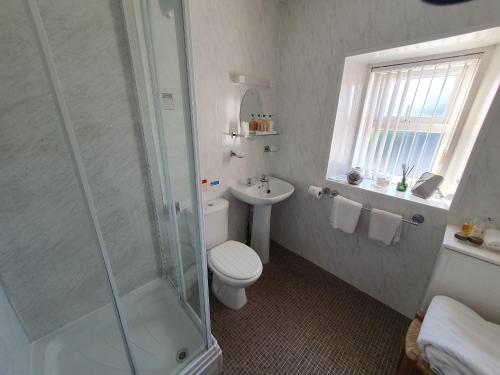 Bilik mandi di Kirkcroft Guest House