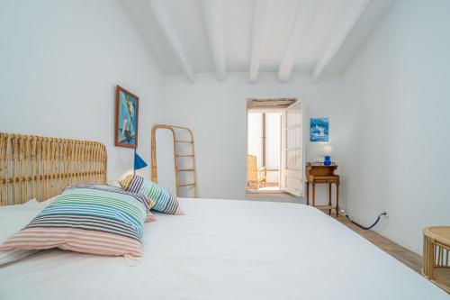 1 dormitorio con 1 cama con 2 almohadas en Can Miranda, en Cadaqués